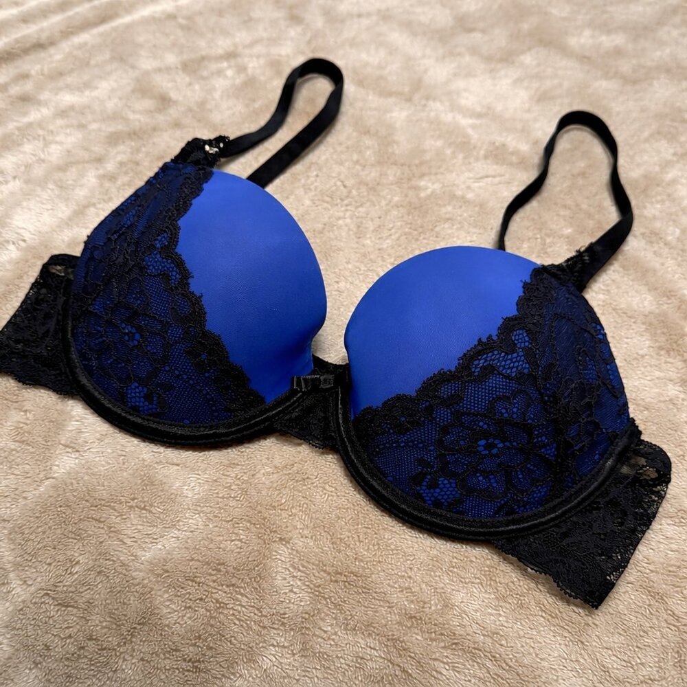 Victoria’s Secret Very Sexy Push-Up Plunge Bra with Lace Overlay – 32C